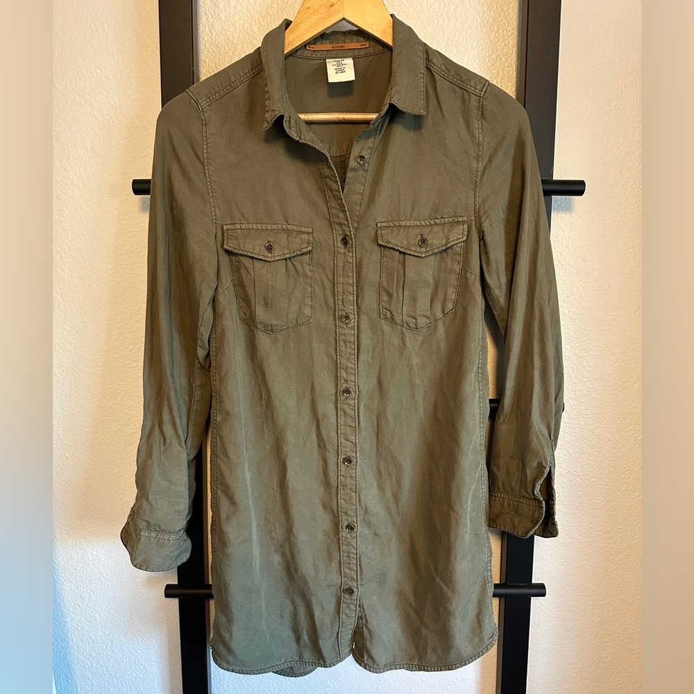 &Denim button down olive green shirt. Really nice detail and condition.